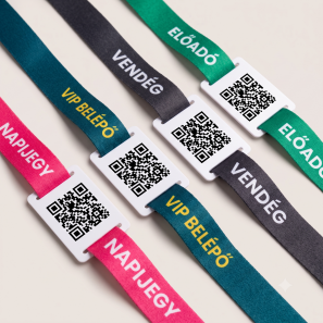 QR kódos karszalag PVC lapkával