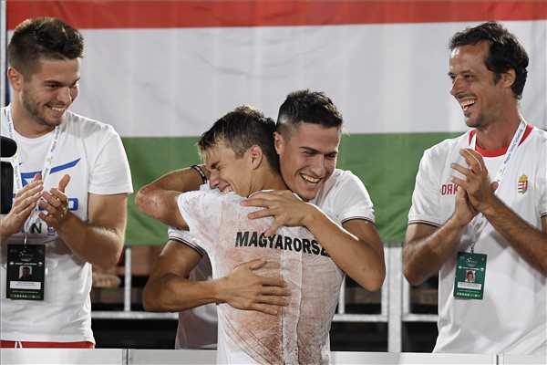 Tenisz Davis Kupa MTI fotó, nyakpánt